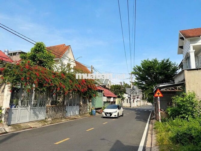 10x30 fulll thổ cư 570 triệu 300m2 ngay cầu vượt củ chi sổ hồng riêng