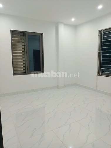 Bán nhà ngõ 147 Tân Mai, diện tích 42m2 nhà 3T đẹp, ô góc, giá 7.6 tỷ