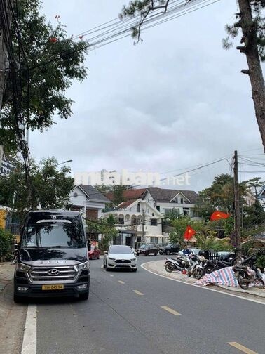 Cho thuê mặt bằng 600m2 // ngang 40m mặt tiền Pasteur  trung tâm ĐL