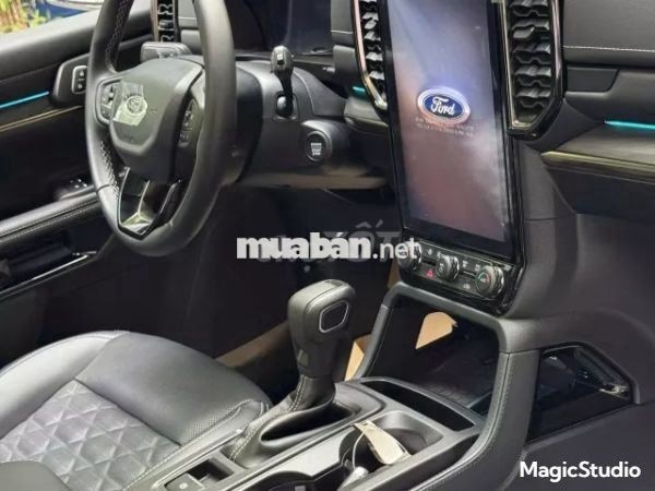 Ford Everest Platinum 2026 4x2 Trắng