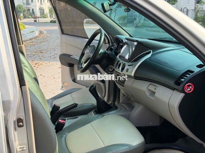 Mitsubishi Triton Bạc Số sàn Nhập khẩu