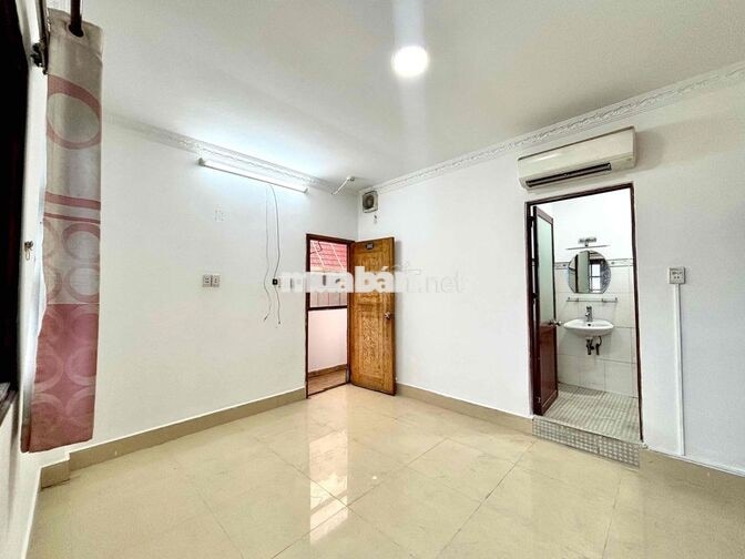 PHÒNG BAN CÔNG CỬA SỔ SIÊU TO - GẦN UFM TDT LOTTE QUẬN 4 QUẬN 8 QUẬN 5