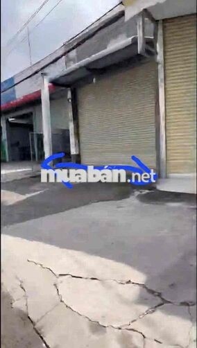 nhà kho cách quảng trường 200m mặt tiền đường QL50