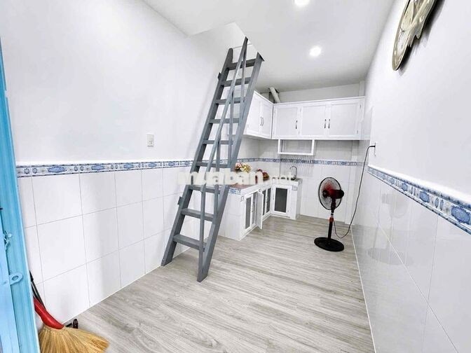 NHỈNH 1 TỶ NHÀ 3 TẦNG + LỮNG SÁT CHỢ LỢN DTSD 40m2