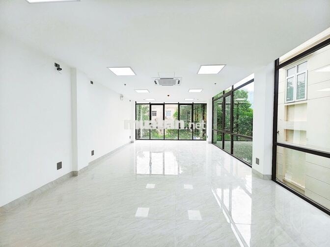 Cho thuê văn phòng Ô Chợ Dừa 75m2 13tr  lô góc full kính nhà mới tinh