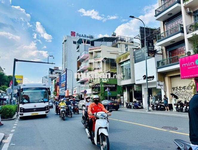 Ngay nhà thờ Tân Định 256 Hai Bà Trưng, Q1. Dt: 4x20m, Kc: trệt 4 lầu 