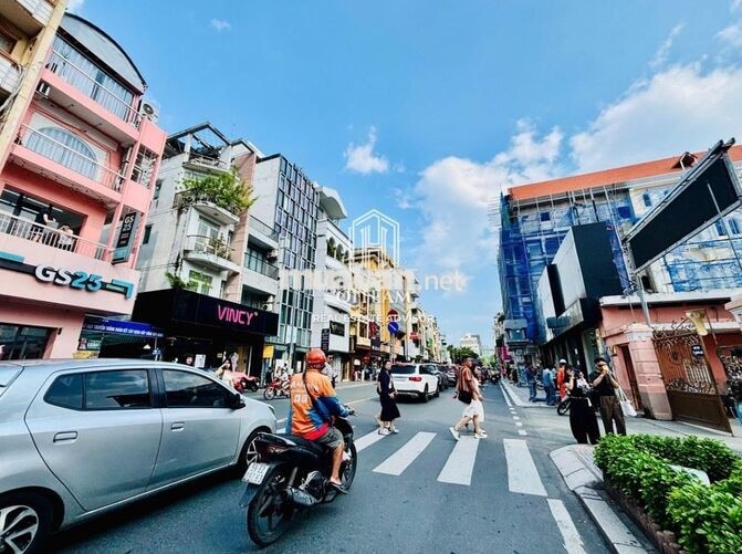 Ngay nhà thờ Tân Định 256 Hai Bà Trưng, Q1. Dt: 4x20m, Kc: trệt 4 lầu 