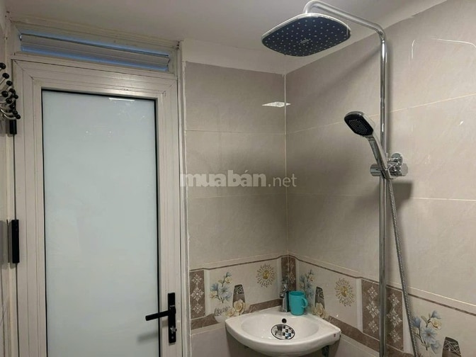 Cho thuê căn hộ tầng 4 phố Châu Long, 50m2 + sân vườn, đủ đồ đẹp