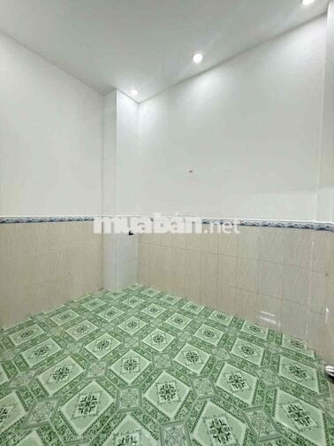 Cho thuê nhà nguyên căn 2 lầu..Xe hơi ngay nhà..Nhà đẹp vào ở ngay...