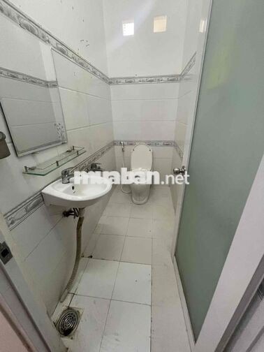 Cho thuê nhà 5x10m, 1 lầu, HXH, gần chợ cầu, NVQ, Q12