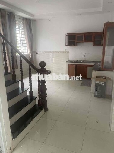 Cho thuê nhà 5x10m, 1 lầu, HXH, gần chợ cầu, NVQ, Q12