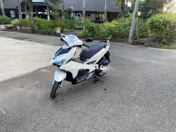 Honda Air Blade Trắng Xăng