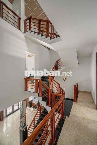 Cho thuê villa 4PN đường Nguyễn Duy Trinh có hồ bơi