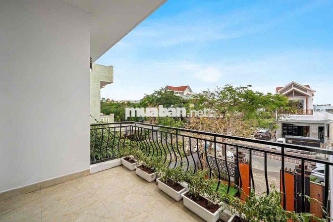 Cho thuê villa 4PN đường Nguyễn Duy Trinh có hồ bơi