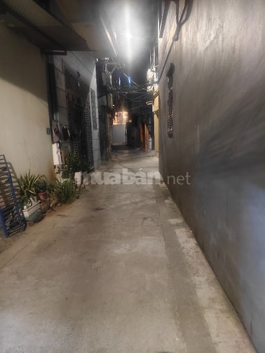 Cần bán đất tại phố trạm long biên 