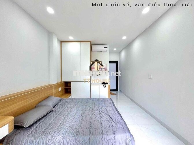 CHO THUÊ STUDIO BAN CÔNG NẰM GẦN NGÃ TƯ HÀNG XANH, ĐH HUTECH, UEF,...