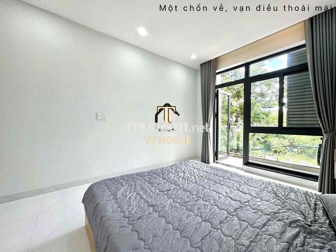 CHO THUÊ STUDIO BAN CÔNG NẰM GẦN NGÃ TƯ HÀNG XANH, ĐH HUTECH, UEF,...