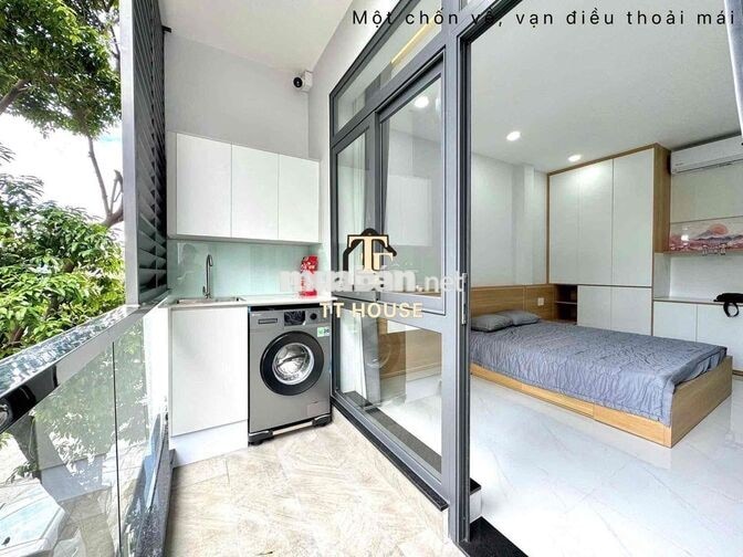 CHO THUÊ STUDIO BAN CÔNG NẰM GẦN NGÃ TƯ HÀNG XANH, ĐH HUTECH, UEF,...