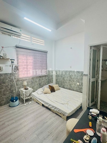 Cho thuê nhà sát mặt tiền đường Trần Khắc Chân,Q1. 3 tầng. Có nội thất
