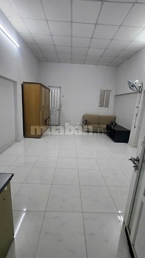 40m2, rộng rãi thoáng mát, an ninh, gần Đầm Sen, chợ, siêu thị, trường