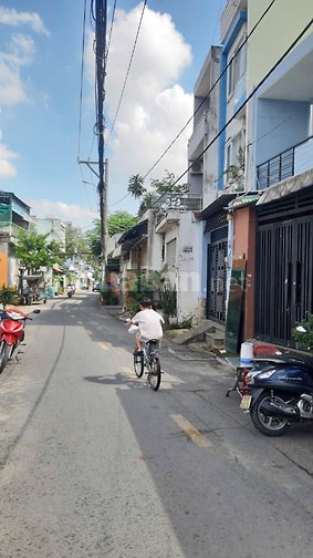4x15, có 1 lầu, mặt tiền đường 20. Giáp Lê Văn Quới