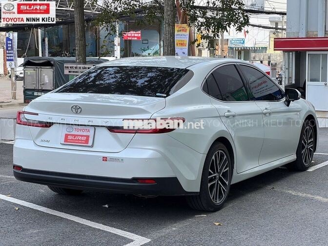 Toyota Camry 2.0Q 2025 Trắng 19.000 km