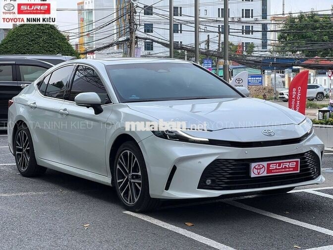 Toyota Camry 2.0Q 2025 Trắng 19.000 km