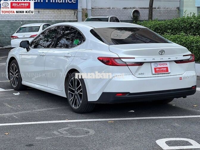 Toyota Camry 2.0Q 2025 Trắng 19.000 km