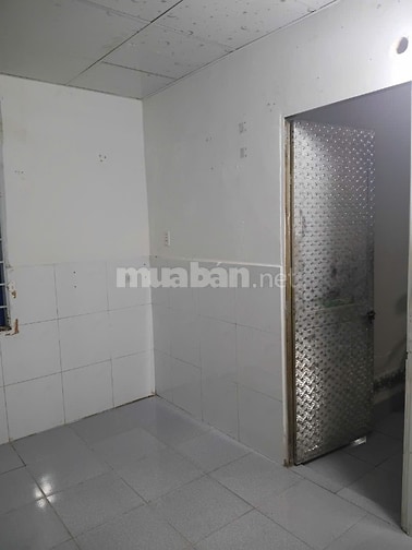 Cho thuê nhà nhỏ có cửa sổ sạch sẽ 2tr5 ngay TT Q3, ưu tiên 1 xe