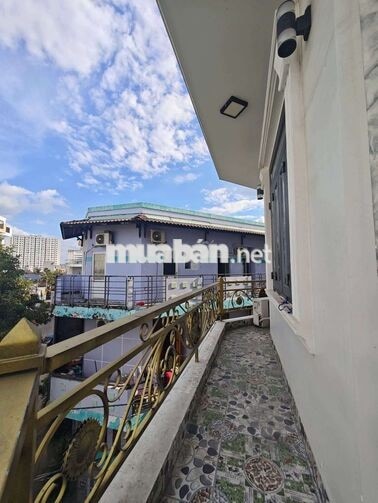 phòng 2tr6 có gác, bếp, cửa sổ, thang máy