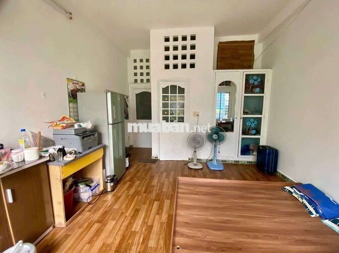 phòng 2tr6 có gác, bếp, cửa sổ, thang máy