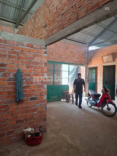 Đất bán có nhà sẵn . Khu dân cư đông . Đường 2.2m Cách lộ nhựa chỉ 50m