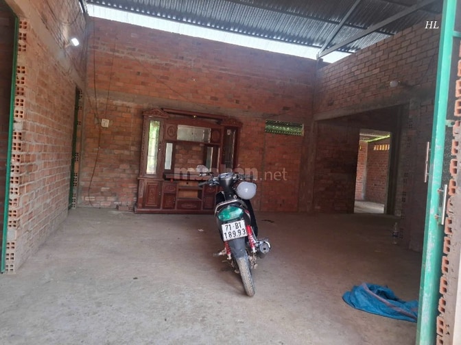 Đất bán có nhà sẵn . Khu dân cư đông . Đường 2.2m Cách lộ nhựa chỉ 50m