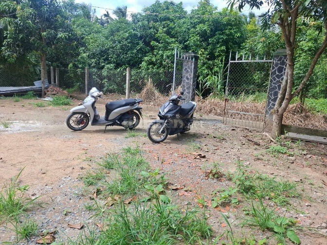 Đất bán có nhà sẵn . Khu dân cư đông . Đường 2.2m Cách lộ nhựa chỉ 50m