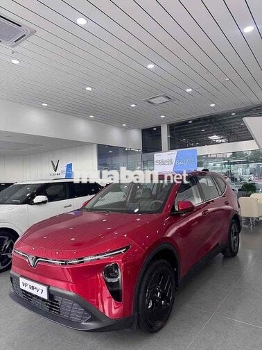 VinFast MPV 7 điện màu Đỏ 7 chỗ