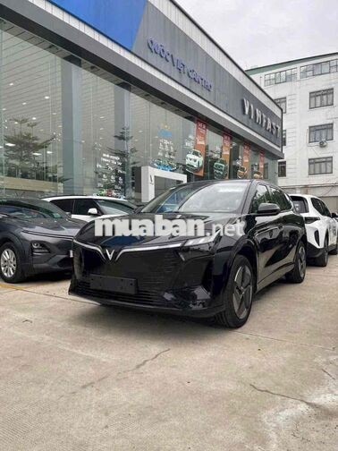 VinFast MPV 7 điện màu Đỏ 7 chỗ