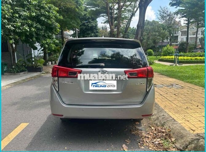 Toyota Innova MPV 8 ghế số std Bạc