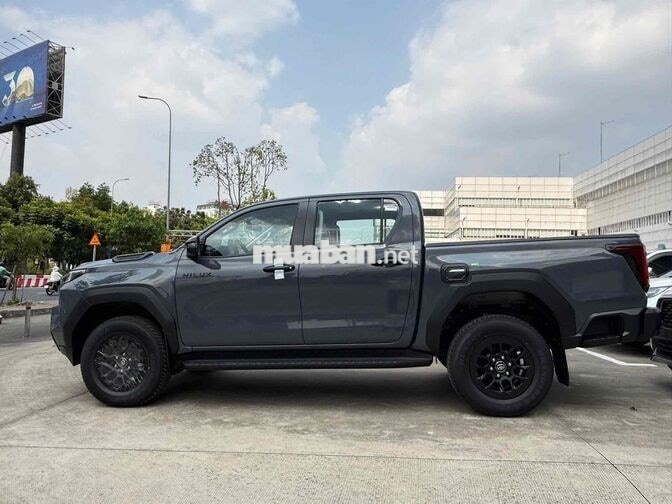 Toyota Hilux Xám Mới 100%
