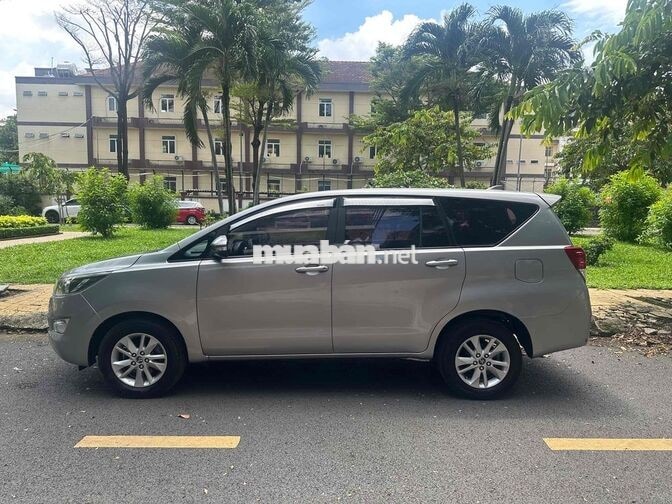 Toyota Innova MPV 8 ghế số std Bạc