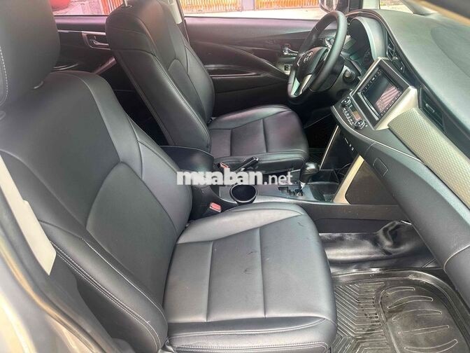 Toyota Innova MPV 8 ghế số std Bạc