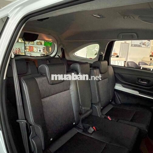 Toyota Veloz Cross Top Đen 7 chỗ