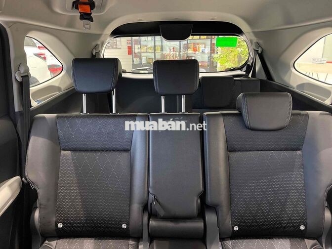 Toyota Veloz Cross Top Đen 7 chỗ