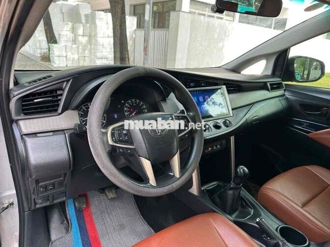 Toyota Innova 2017 Số sàn 8 chỗ Bạc
