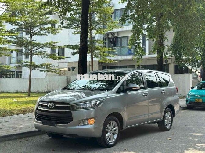 Toyota Innova 2017 Số sàn 8 chỗ Bạc