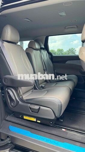 Kia Carnival Luxury 2025 chạy 4000km zin đét mới