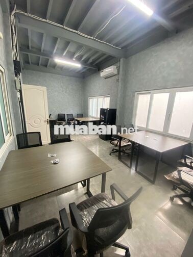 Văn phòng decor cho thuê tại Quận 1 kèm sân thượng rooftop.