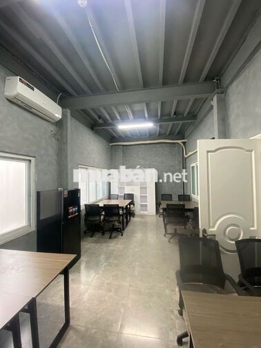 Văn phòng decor cho thuê tại Quận 1 kèm sân thượng rooftop.