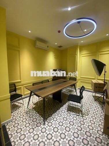 Văn phòng decor cho thuê tại Quận 1 kèm sân thượng rooftop.