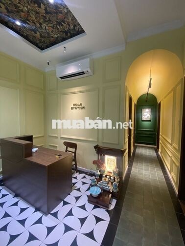 Văn phòng decor cho thuê tại Quận 1 kèm sân thượng rooftop.
