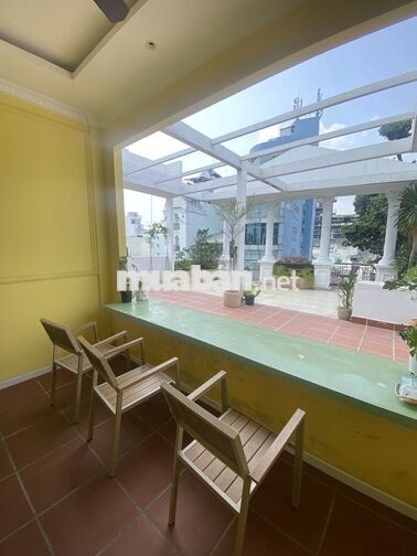 Văn phòng decor cho thuê tại Quận 1 kèm sân thượng rooftop.